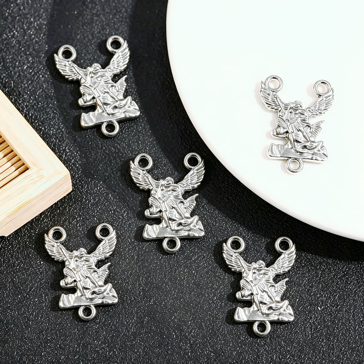 20 Buah Jimat St Michael, Lion - Jewelry Making Michaels ulasan dan harga